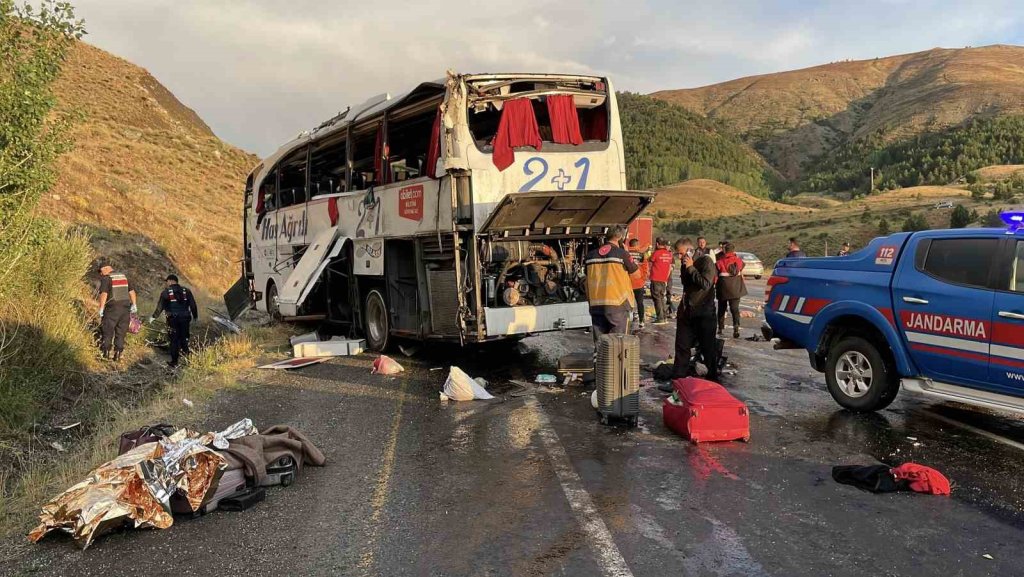 Yolcu otobüsü dağ yamacına çarptı: 4 ölü, 33 yaralı