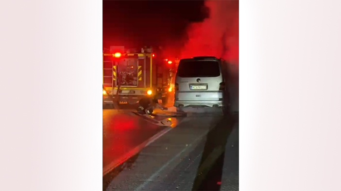 Konya'da minibüs alevlere teslim oldu: Çekiciye yüklenecekti