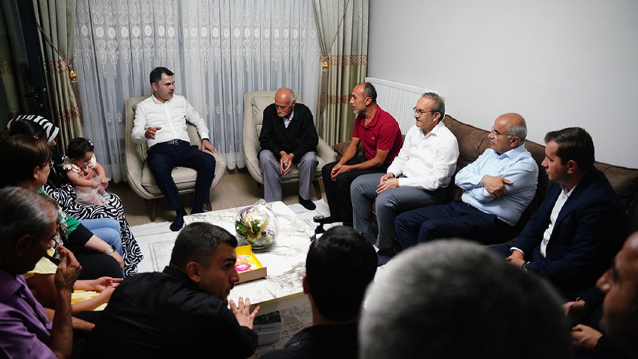 Bakan Kurum, yeni evlerine kavuşan depremzede aileye misafir oldu