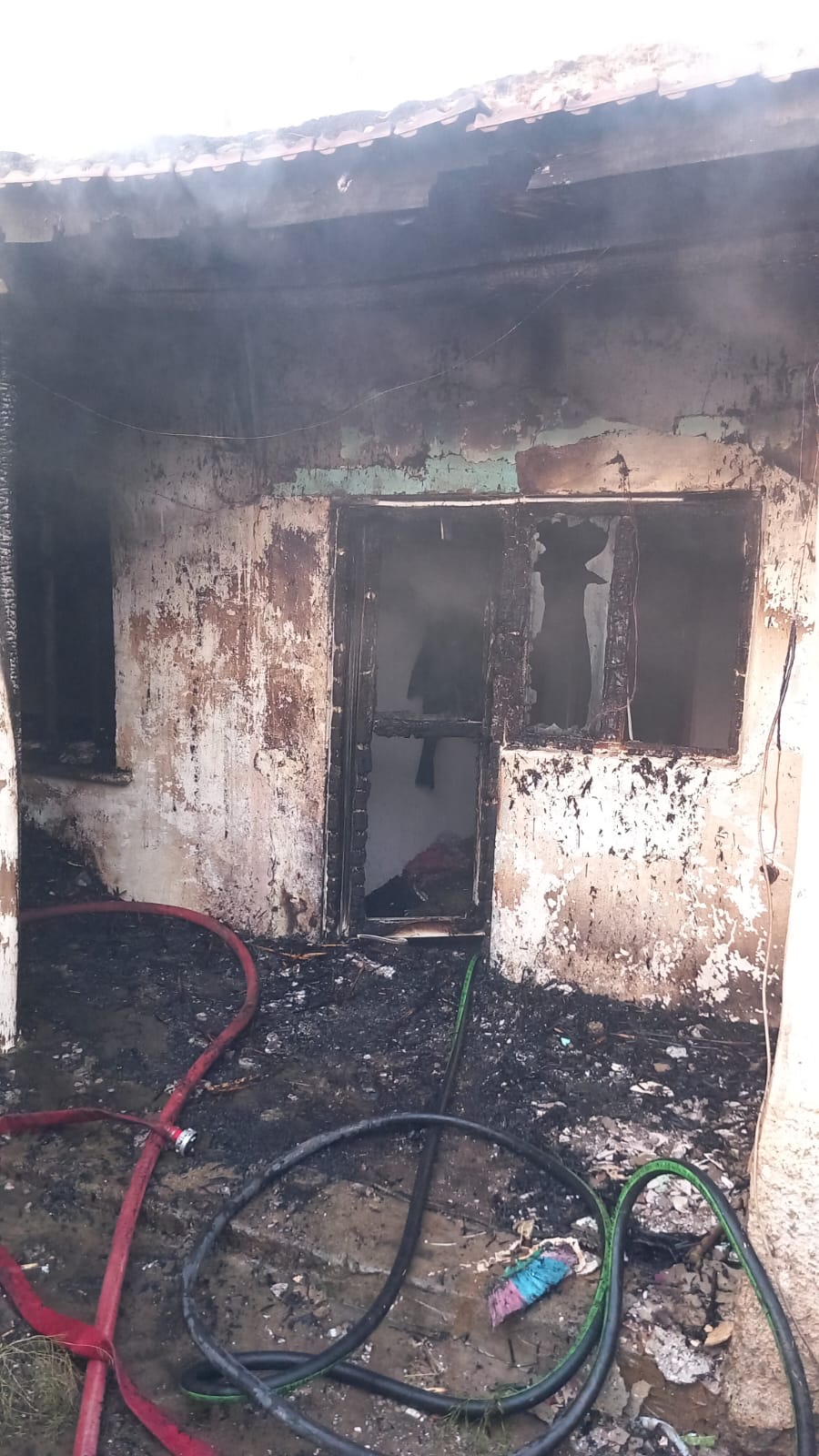 Akşehir’de yanan ev kullanılamaz hale geldi