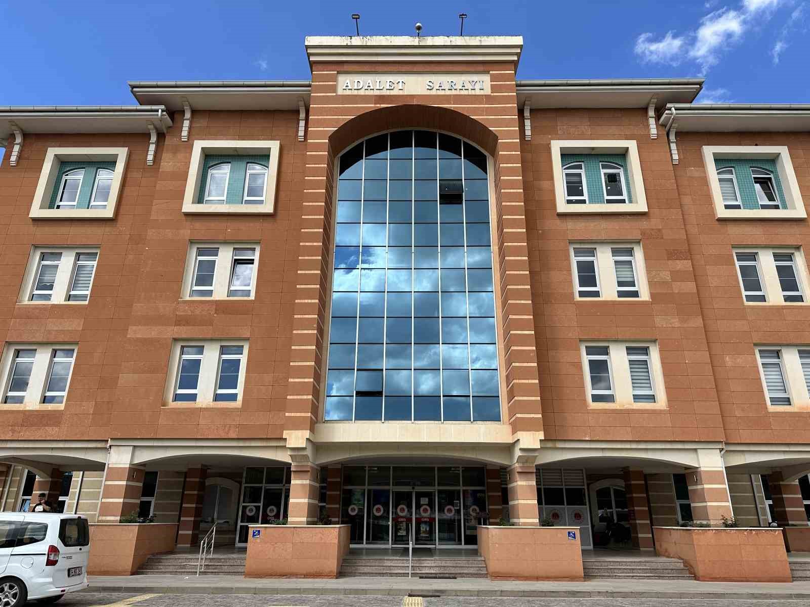 Torununu bıçaklayan dedenin yargılanmasına devam edildi