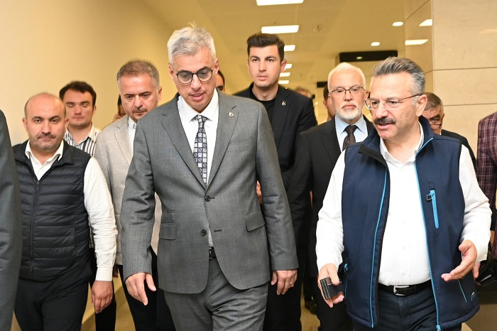 Bakan Memişoğlu, orman yangınında yaralanan orman işçilerini ziyaret etti