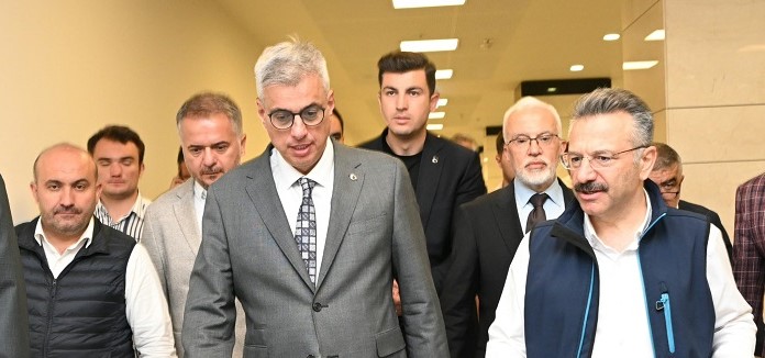 Bakan Memişoğlu, orman yangınında yaralanan orman işçilerini ziyaret etti