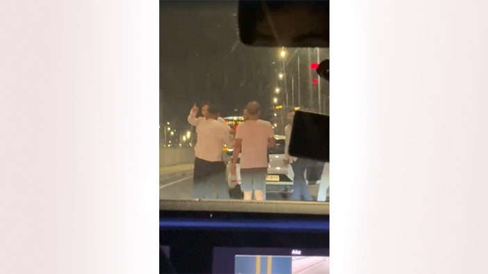 Trafik magandaları terör estirdi: Hamile bayanın da olduğu otomobile saldırı