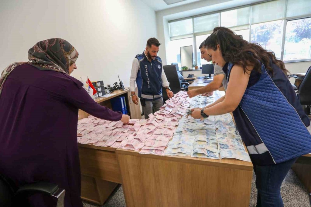 Dilencinin üzerinden çıkan paraları 4 memur saymakta zorlandı