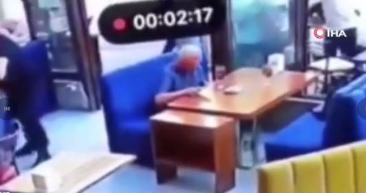 Kadın garsona tokat atan müşteri hayatının dersini aldı (TIKLA-İZLE)