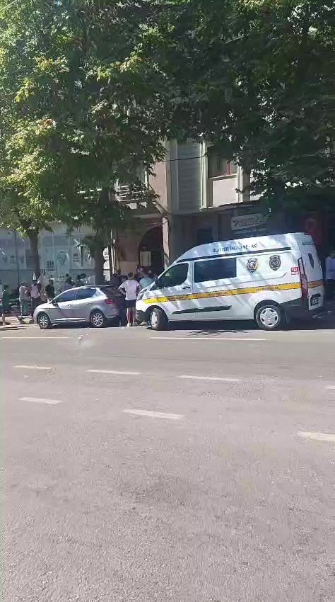 Muhabirin telefonunu gasp edip, mesaj attılar: "Bu haber paylaşılmayacak"