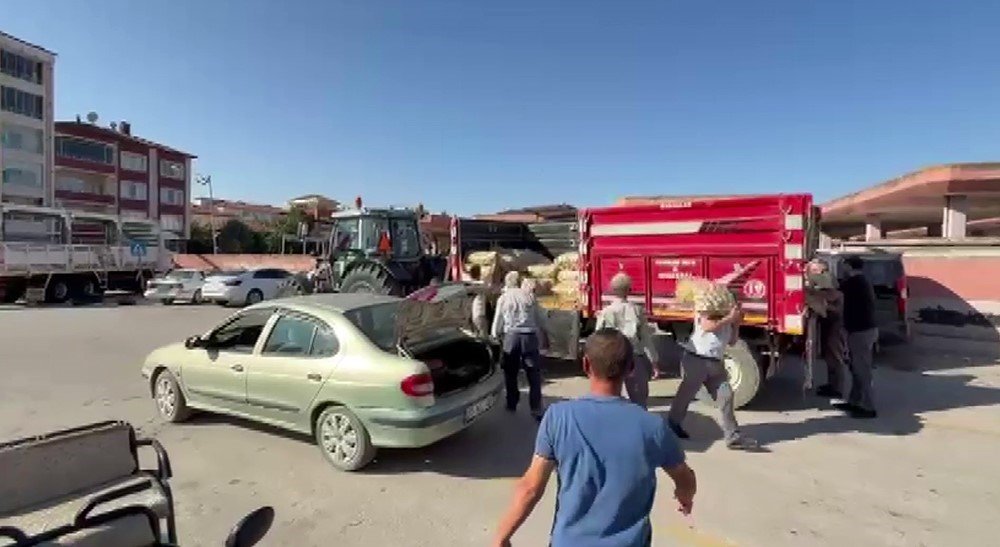 Genç çiftçi, 8 ton patatesi halka ücretsiz dağıttı