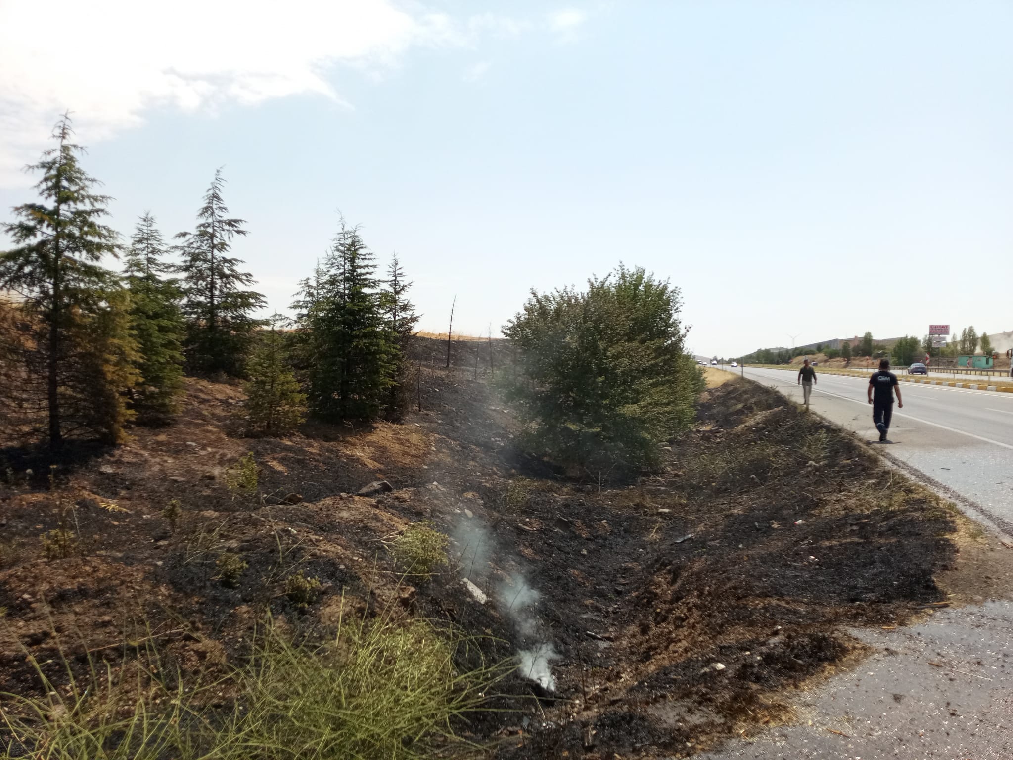 Konya'da yol kenarında çıkan yangın vatandaşları korkuttu!