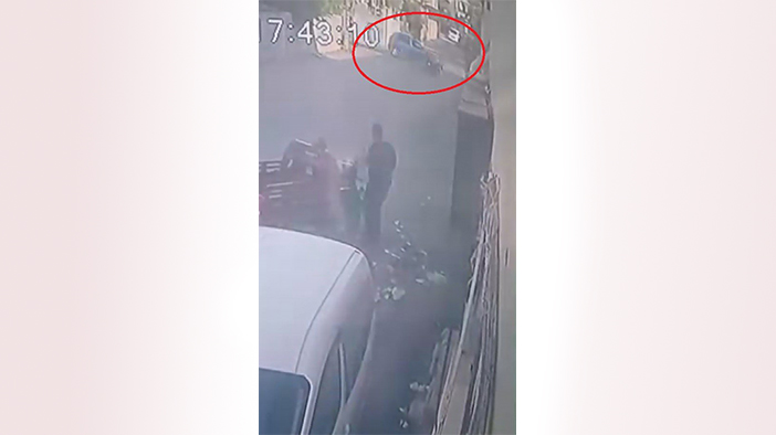 Otomobille çarpışan motosikletli metrelerce savruldu (TIKLA&İZLE)