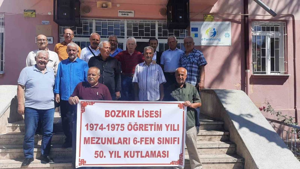 Yarım asır sonra mezun oldukları okulda buluştular