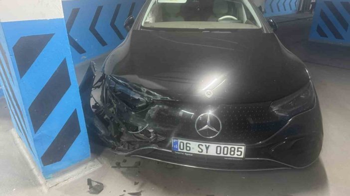 Çeşme’de valenin duvara çarptığ 7 milyonluk Mercedes için vale ücreti alındı