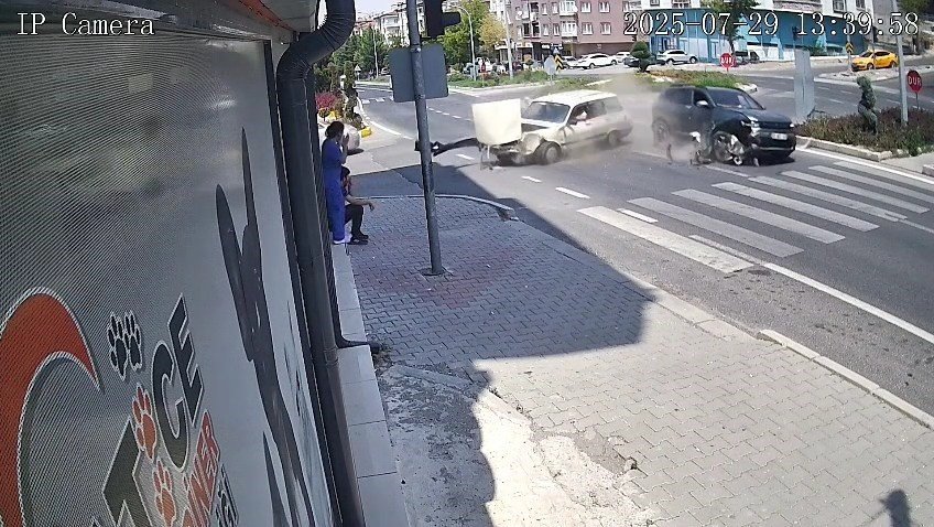 Kazayı film izler gibi izledi