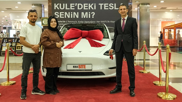 Konya’da Tesla heyecanı: Talihli aracını teslim aldı