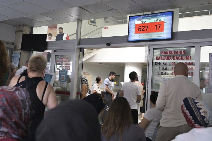 Tüm Türkiye'de 20 bin liradan kaçış kuyruğu: Kimisi sokaklara taştı