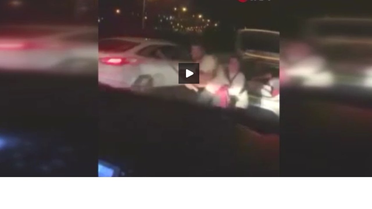 Trafikte korna tartışması: Araca baltayla saldırdılar, o anlar kamerada