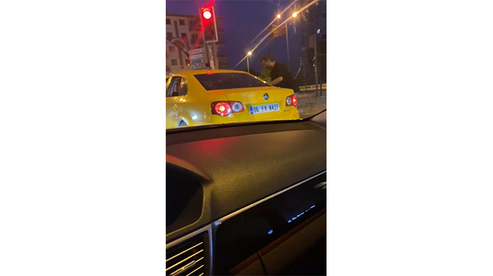 Tartıştığı kadını tekmeleyerek darp etti (TIKLA-İZLE)
