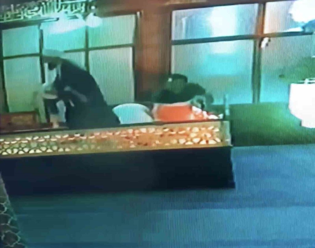 Namazını bozan imam yüksekten düşen çocuğu havada yakaladı