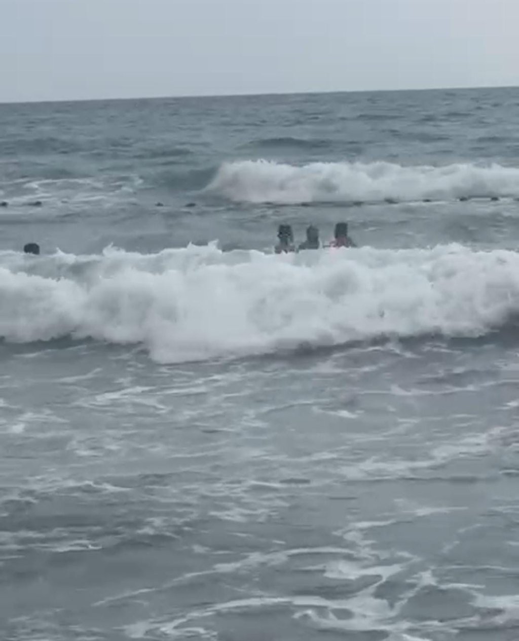 Boğulma tehlikesi yaşayan 2 kız çocuğunun kurtarılma anları kamerada