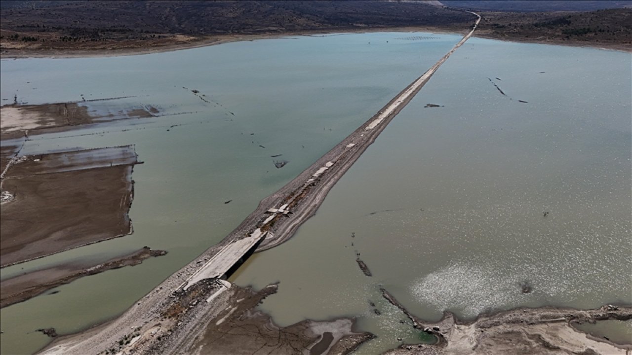Su seviyesi iyice düşen barajda eski İzmir-Çeşme kara yolu ortaya çıktı