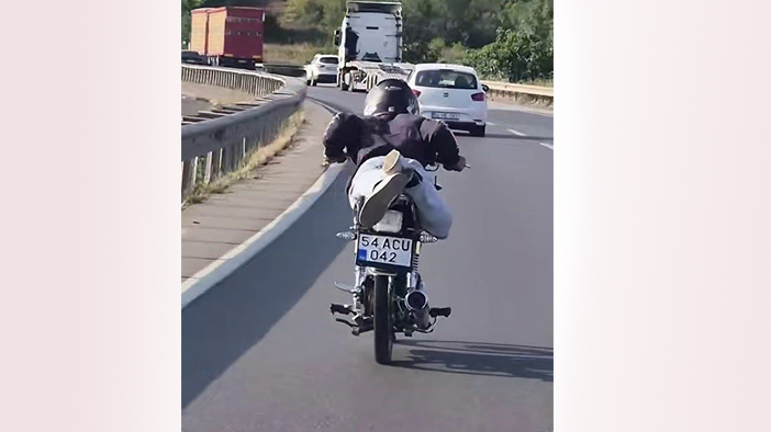 Yürekleri ağıza getiren tehlikeli sürüş: Hem kendi canını hem diğer sürücülerin canını hiçe saydı