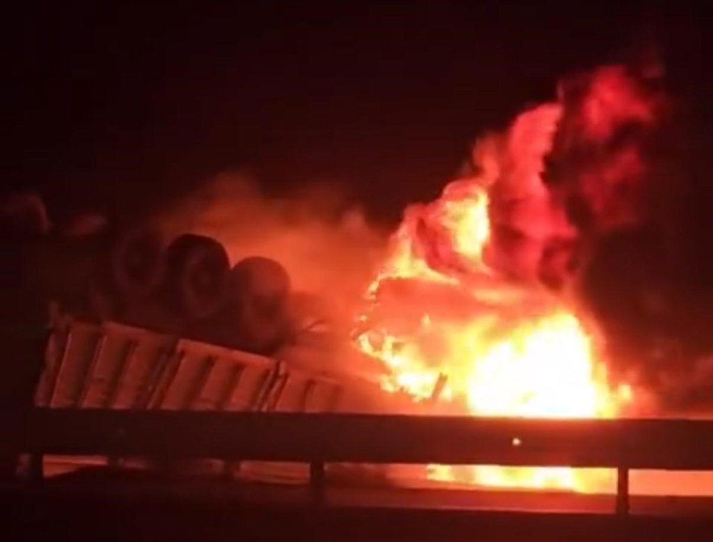 TIR sürücüsü, aracında yanarak hayatını kaybetti