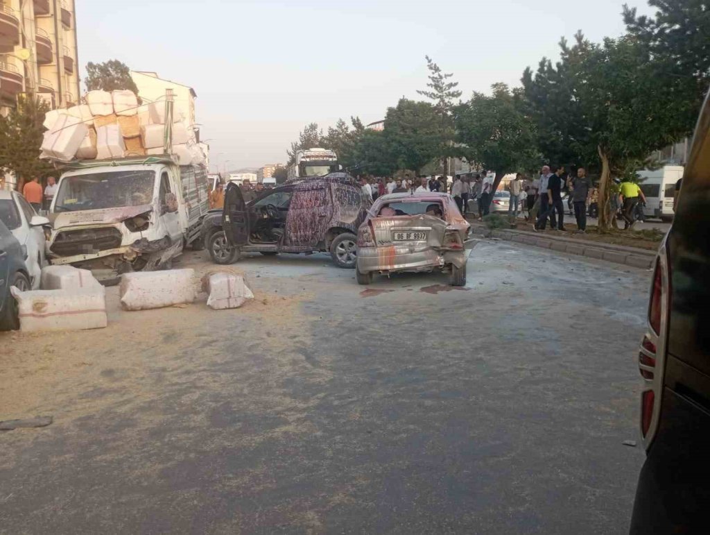 Yine bir freni boşalan TIR faciası:  8 aracı kullanılmaz hale getirdi