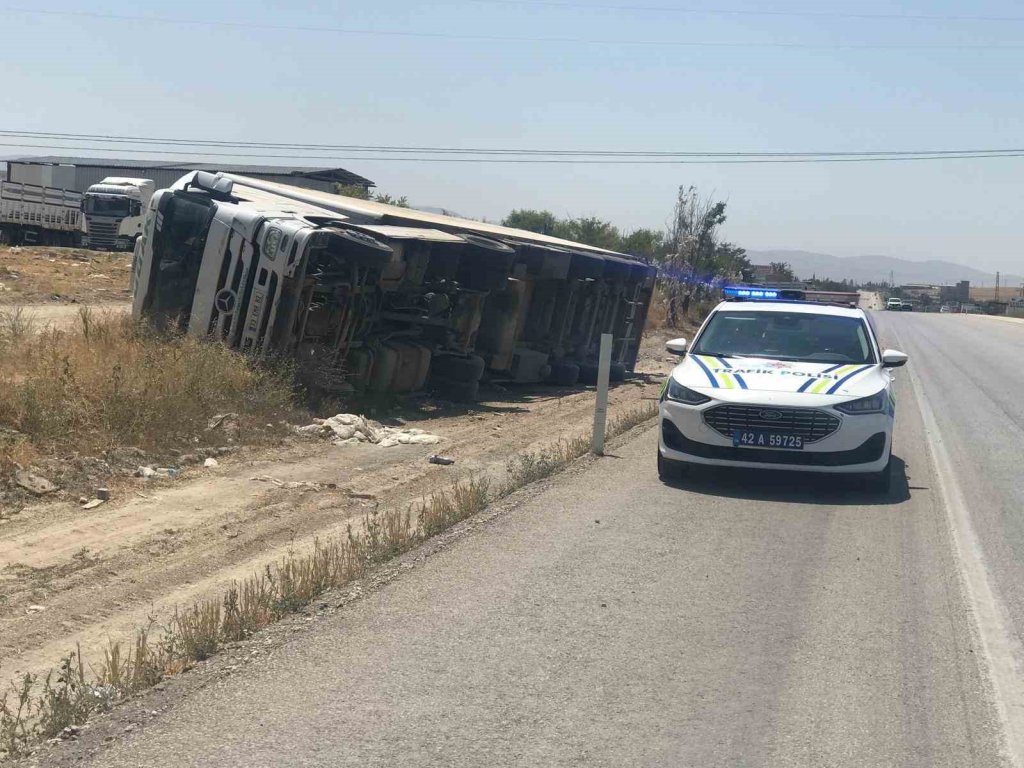 Konya'nın ilçesinde TIR yol kenarına devrildi