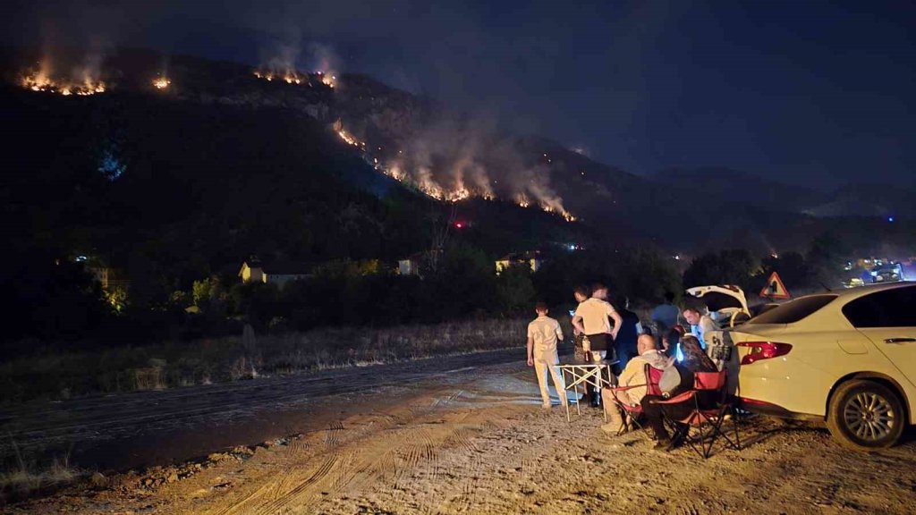 Görüntüler tepki çekti! Orman yangınını kamp sandalyesine yaslanıp izlediler