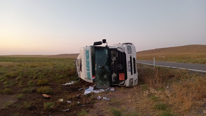 Konya'da akaryakıt yüklü tanker devrildi