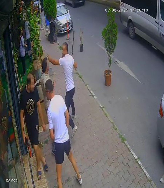 Telefonu tamire verdi, demir sopayla dövmeye geldi