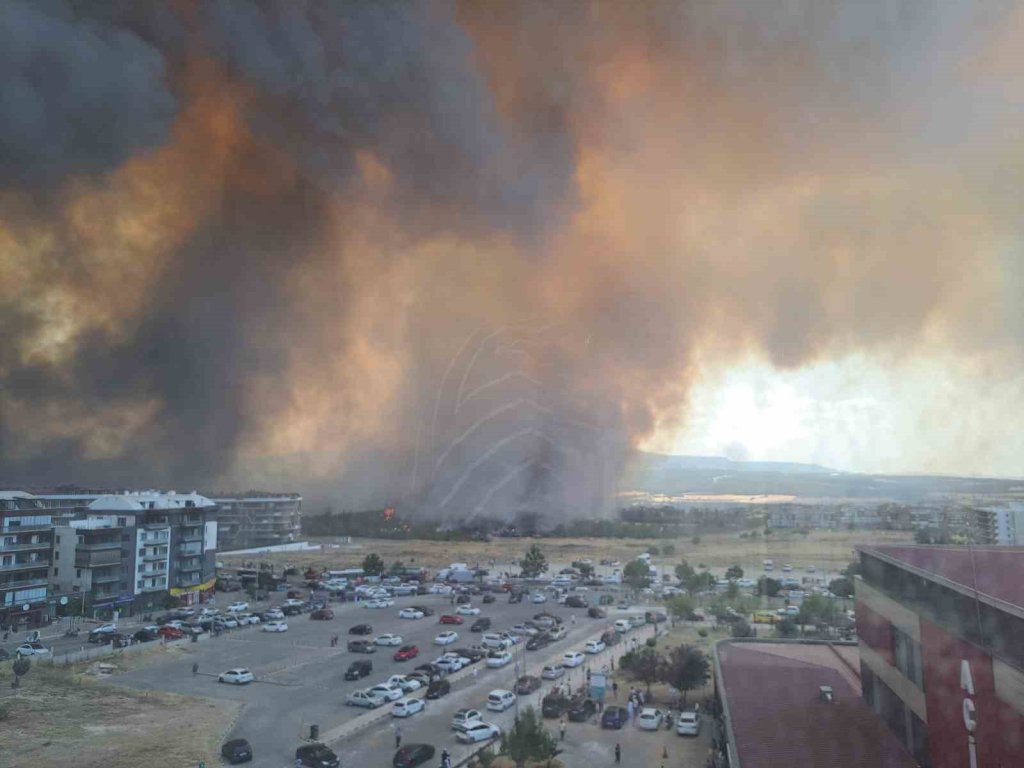 Çanakkale’de yangın sebebiyle boğaz trafiğe kapatıldı