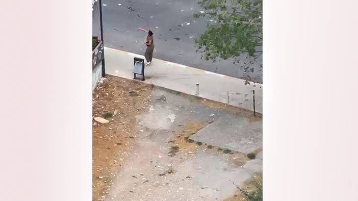 Yaptığına anlam verilemedi: Yoldan geçen araçlara taşla saldırdı