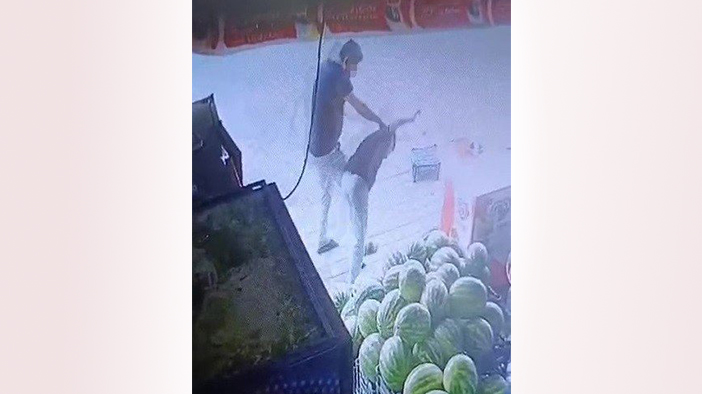 Marulu beğenmedi çalışanı dövdü, adliyeye sevk edildi