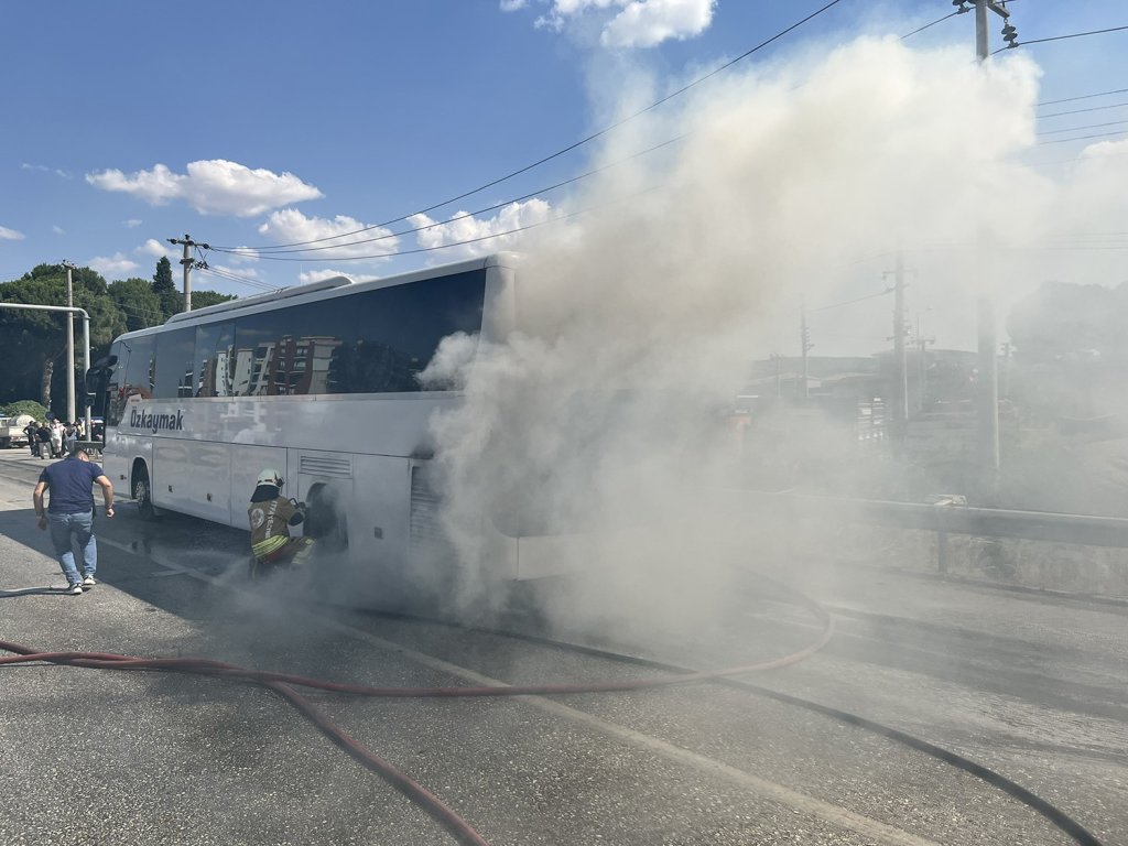 Seyir halindeki yolcu otobüsü yandı; yolcular tahliye edildi