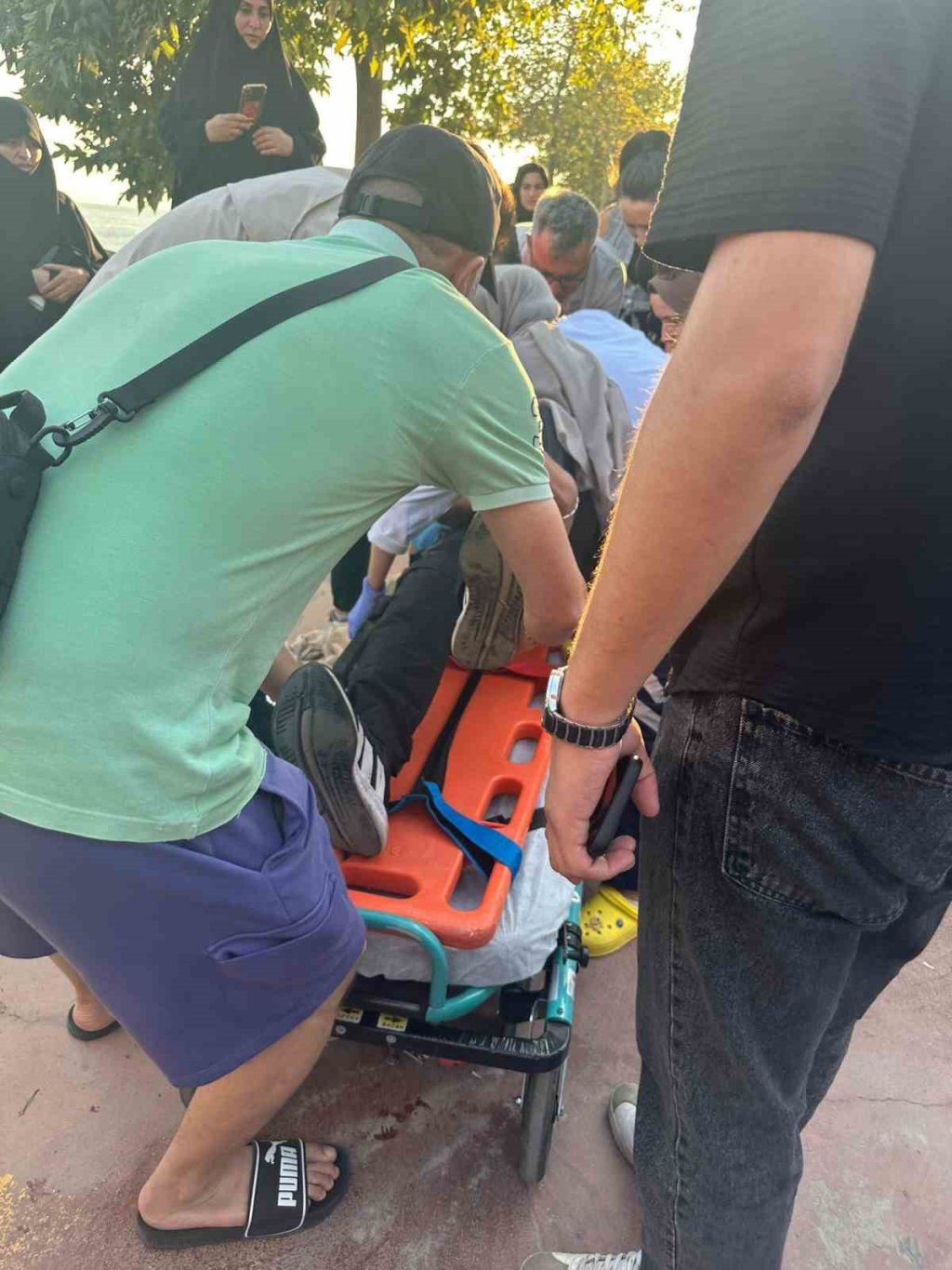 4 kişinin saldırısına uğrayarak bıçaklandı