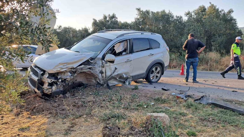 Hatalı sollamada  3 araç birbirine girdi