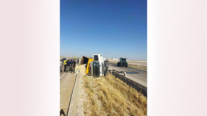 Konya'nın ilçesinde kum yüklü kamyon refüje devrildi