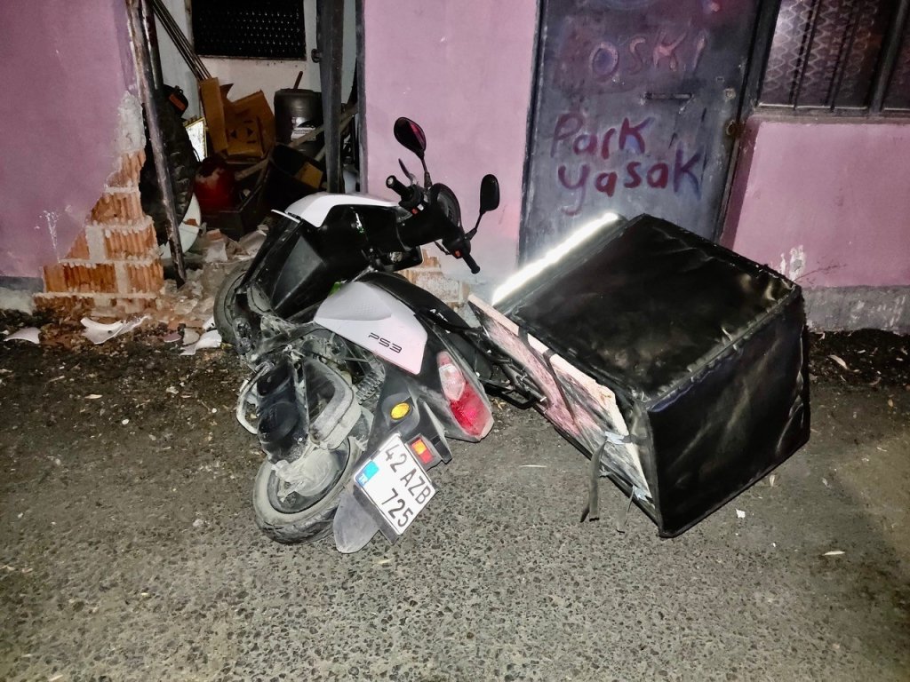 Konya'nın ilçesinde motosiklet duvara çarptı