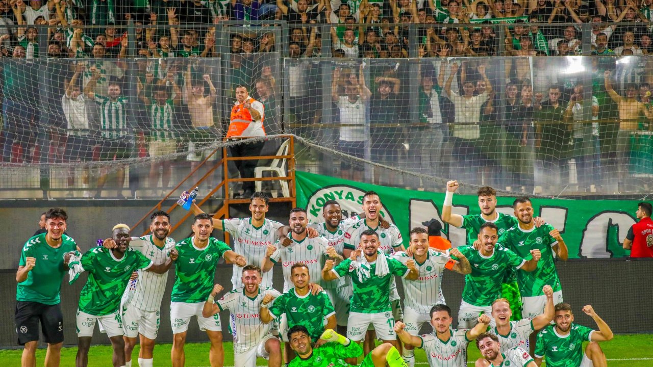 Konyaspor, galibiyeti taraftarıyla kutladı