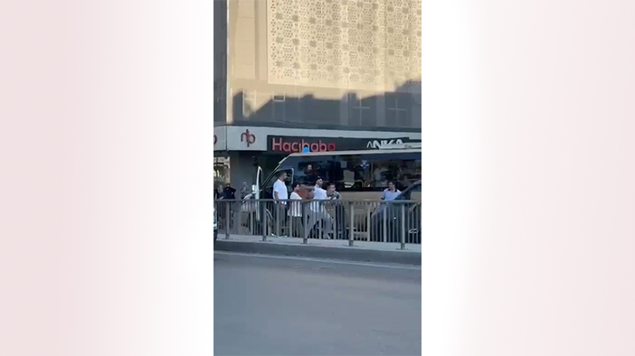 Yola atladı, korna çalan sürücüyü dövdü