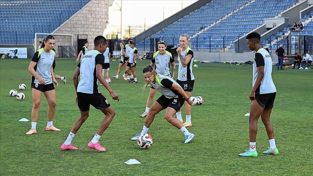 "4 kıta, 14 ülkeden 17 yabancı futbolcu"