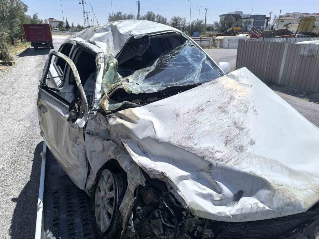 Konya'nın ilçesinde karşı şeride çıktı, otomobile çarptı