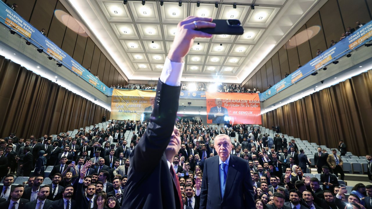 AK Gençlik'le buluşan Cumhurbaşkanı Erdoğan'dan: "AK Gençlik Sayın Özel'i çırak çıkartır!"
