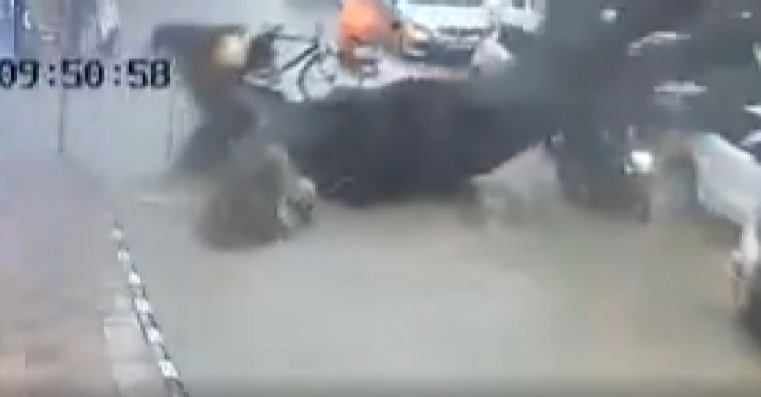 Hindistan’daki fırtınada ağaç, baba ve kızının üzerine devrildi: 1 ölü, 1 yaralı