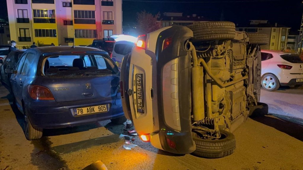 Kazada yan yatan otomobilin altında kalmaktan son anda kurtuldu
