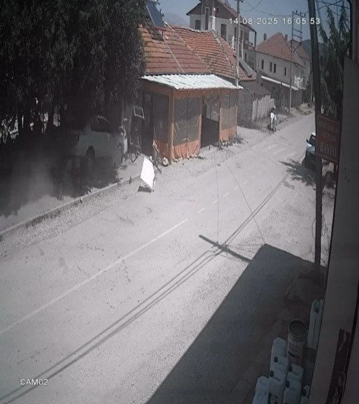 Kaza geliyorum demedi! Otomobil kıraathaneye daldı