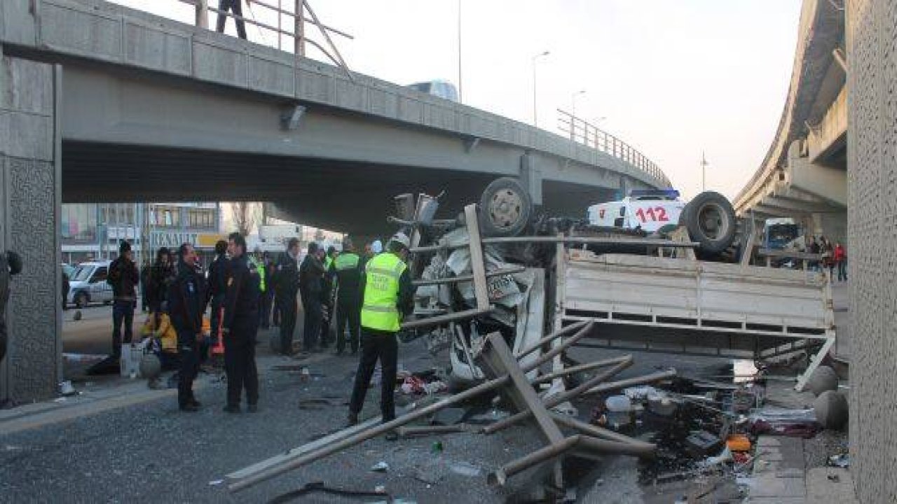 KAMYONET KÖPRÜDEN DÜŞTÜ