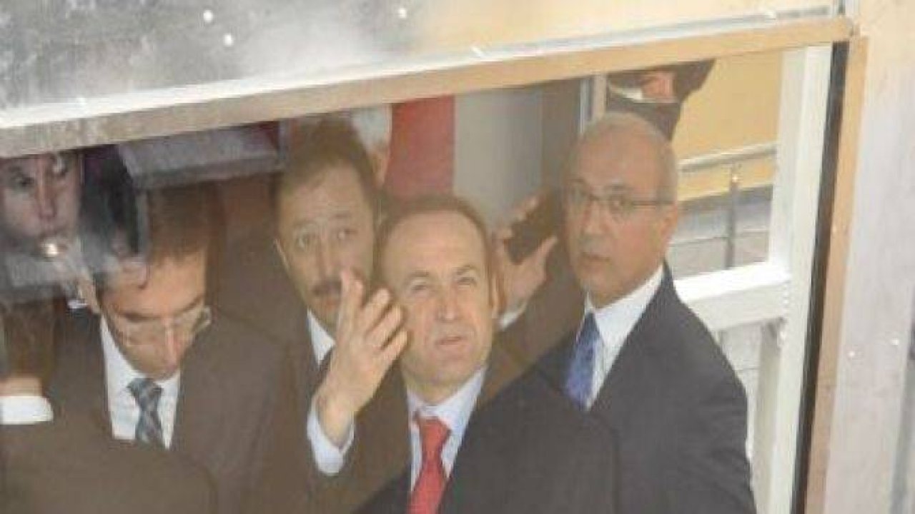 Bakan Elvan Asansörde Mahsur Kaldı!