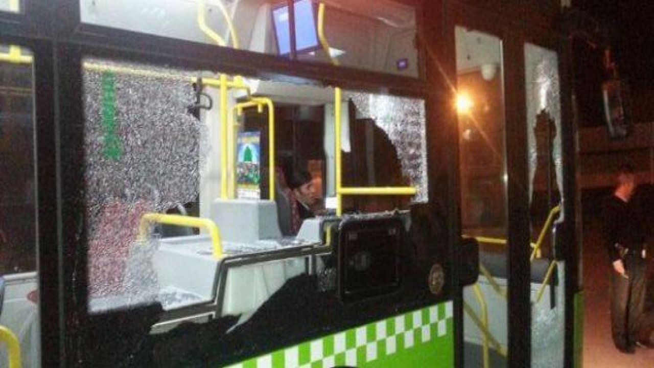 İçi yolcu dolu otobüse taşlı saldırı